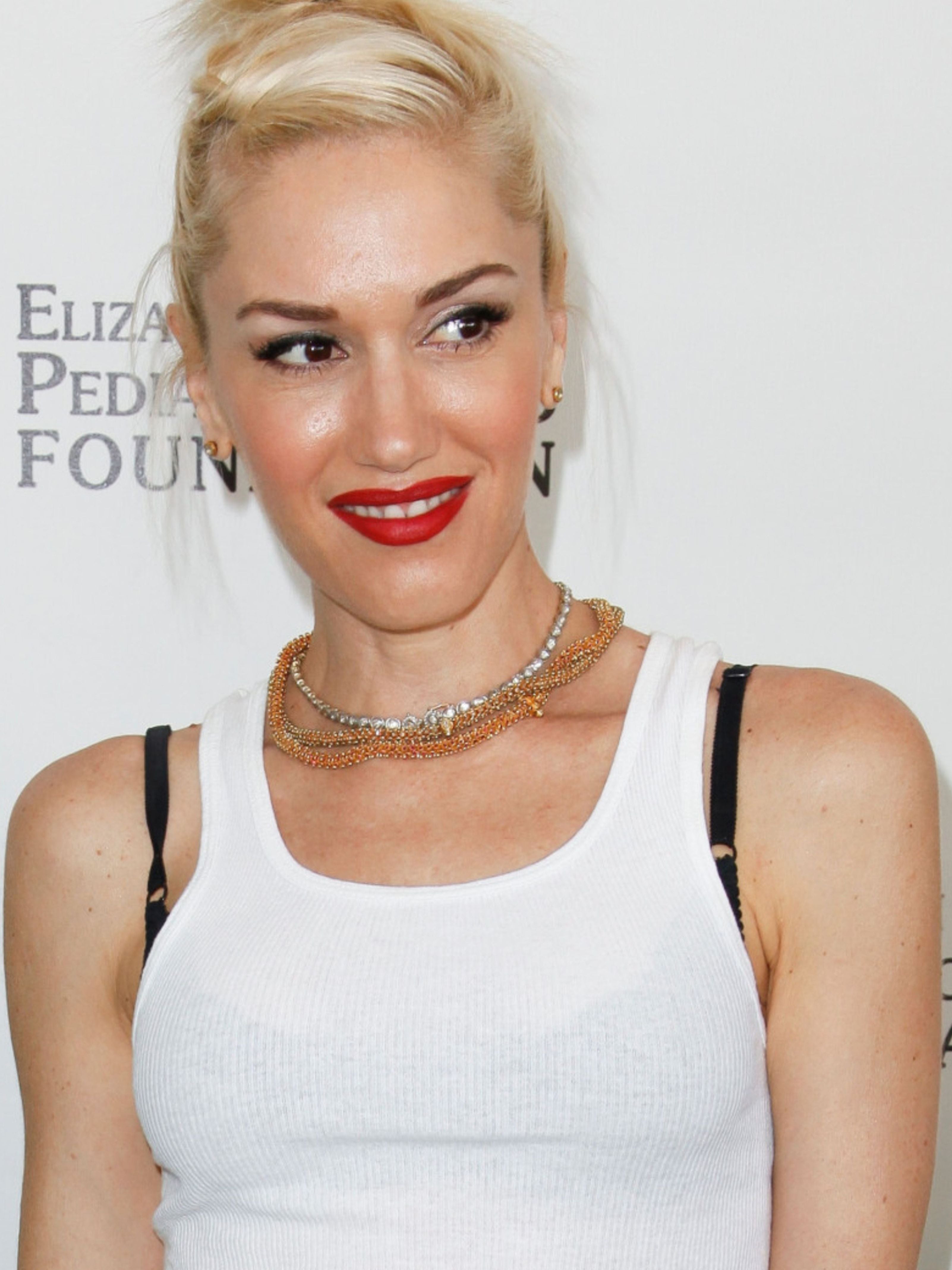 Show off your bra like Gwen Stefani!